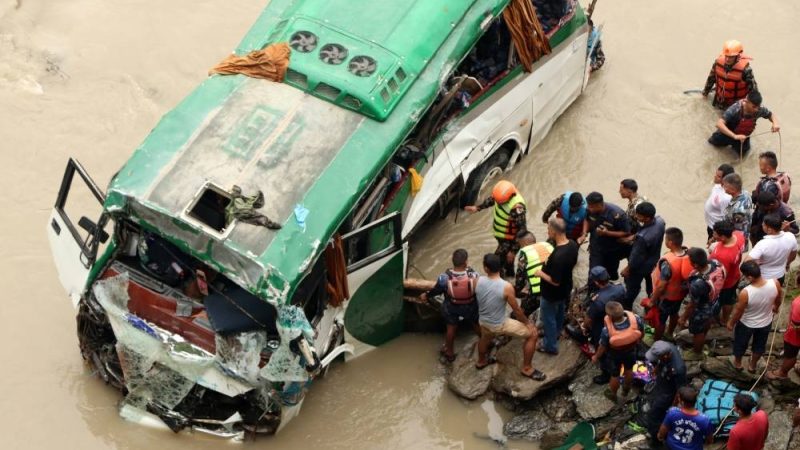 नेपाल में तीर्थयात्रियों से भरी बस खाई में गिरी, छह भारतीयों समेत सात लोगों की मौत, 19 घायल