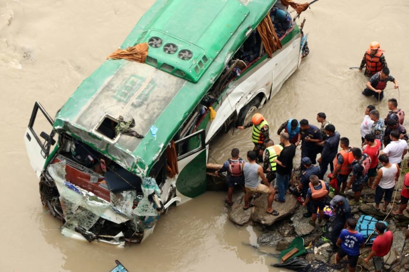 नेपाल में तीर्थयात्रियों से भरी बस खाई में गिरी, छह भारतीयों समेत सात लोगों की मौत, 19 घायल