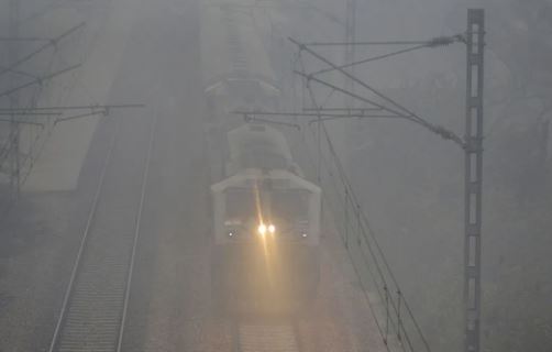 कोहरे ने रेल यात्रियों की बढ़ाई परेशानी, देरी से रवाना हो रही ट्रेनें
