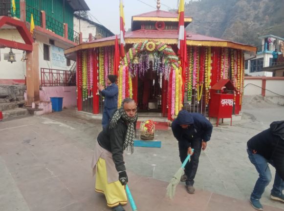 सिद्ध पीठ कालीमठ मंदिर में श्री बदरी-केदार मंदिर समिति ने चलाया स्वच्छता -जनजागरण अभियान