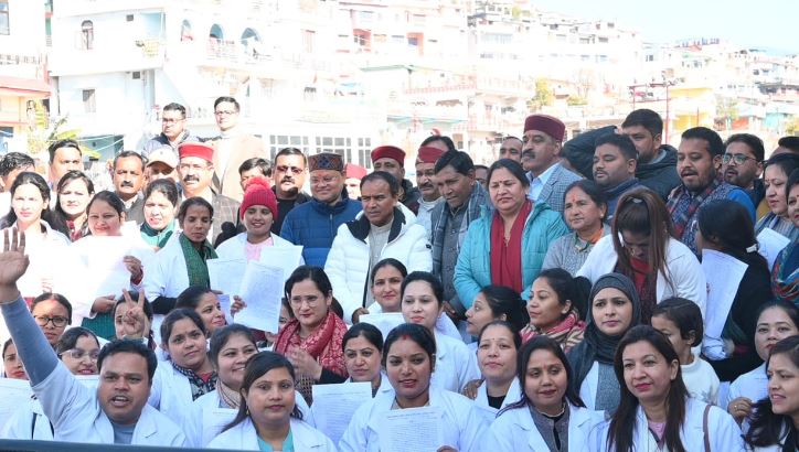 कैबिनेट मंत्री डॉ. धन सिंह रावत ने 89 नर्सिंग अधिकारियों को वितरित किए नियुक्ति पत्र
