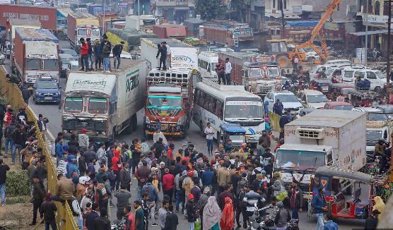 सड़कों पर उतरे वाहन चालकों की हड़ताल का दूसरा दिन आज, सर पर सामान लादे यात्रियों की हालत खराब 