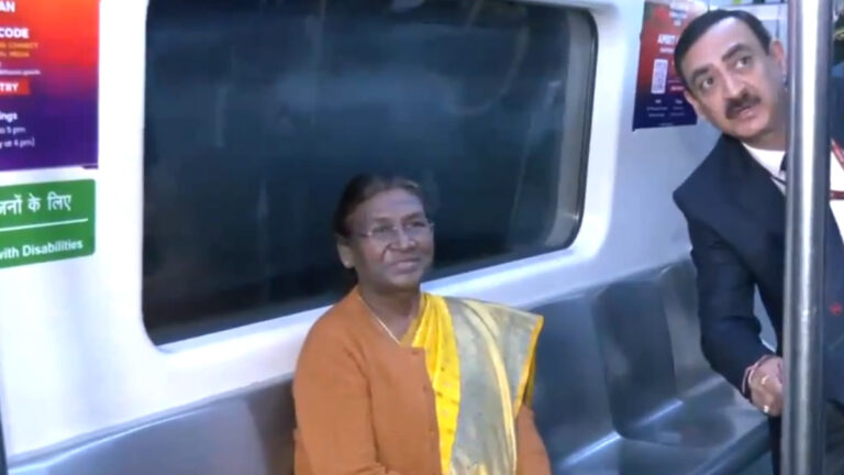 राष्ट्रपति द्रौपदी मुर्मू ने की दिल्ली मेट्रो की सवारी, यहां देखें वीडियो