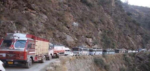 भूस्खलन से जम्मू-श्रीनगर राष्ट्रीय राजमार्ग बंद, हाईवे को खोलने का काम जारी