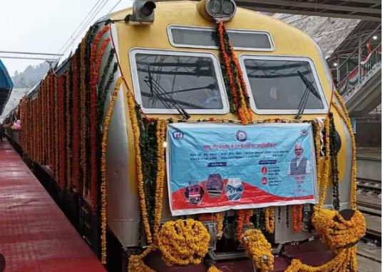 पीएम मोदी ने कश्मीर में पहली इलेक्ट्रिक ट्रेन को दिखाई हरी झंडी
