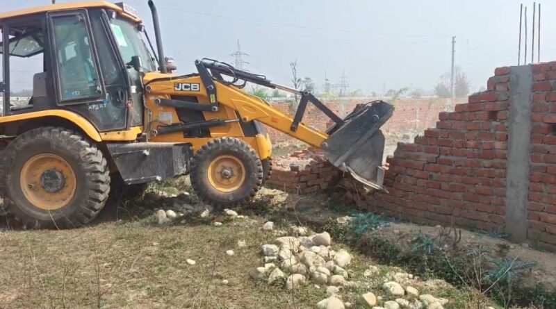 एमडीडीए की बड़ी कार्रवाई, सेलाकुई में 10 बीघा अवैध प्लाटिंग पर चला बुलडोजर